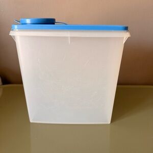 Tupperware Store N Pour 13 Cup Cereal Keeper #469-15 Blue Top #471-9